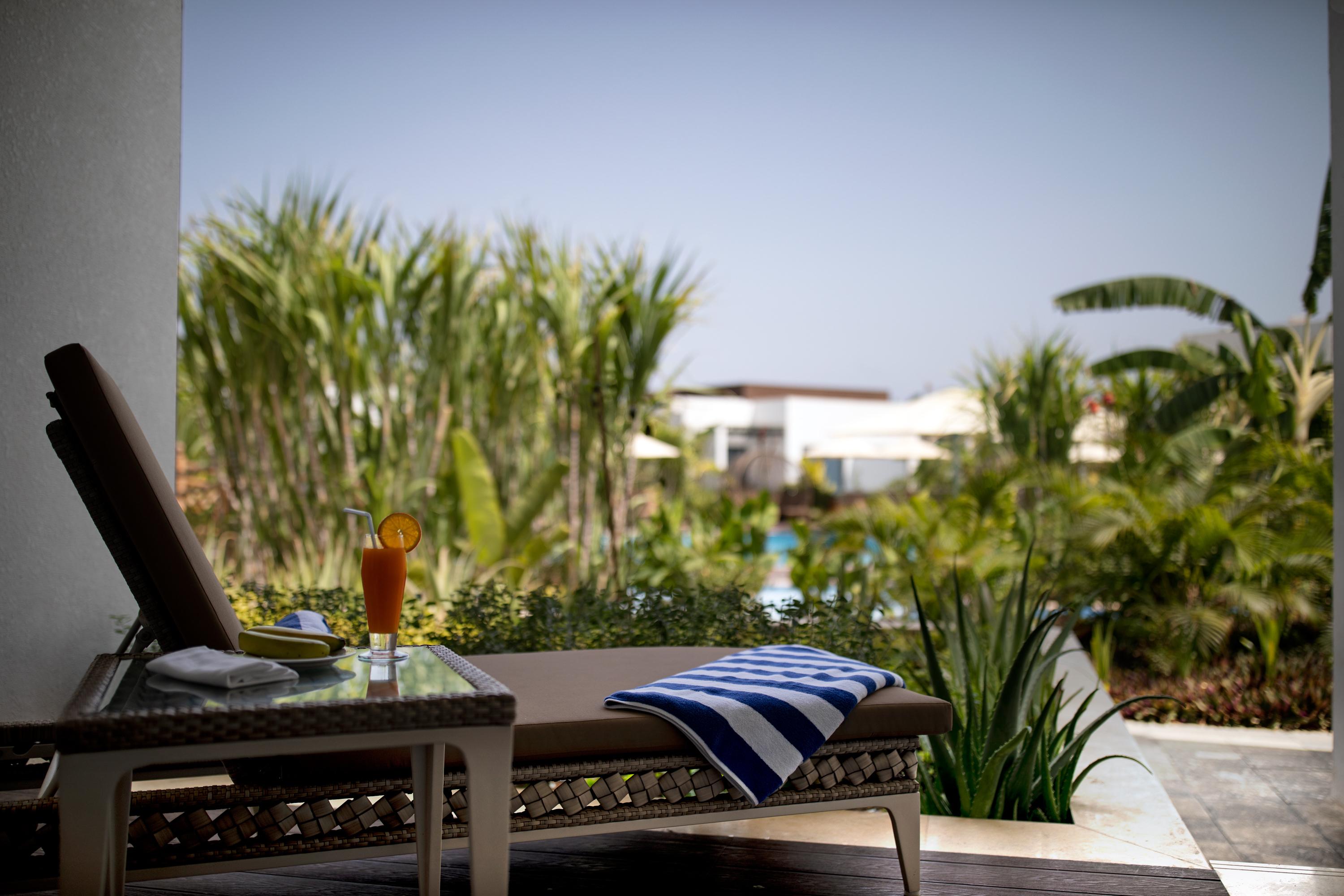 Millennium Resort Salalah Exterior foto The swimming pool at the hotel