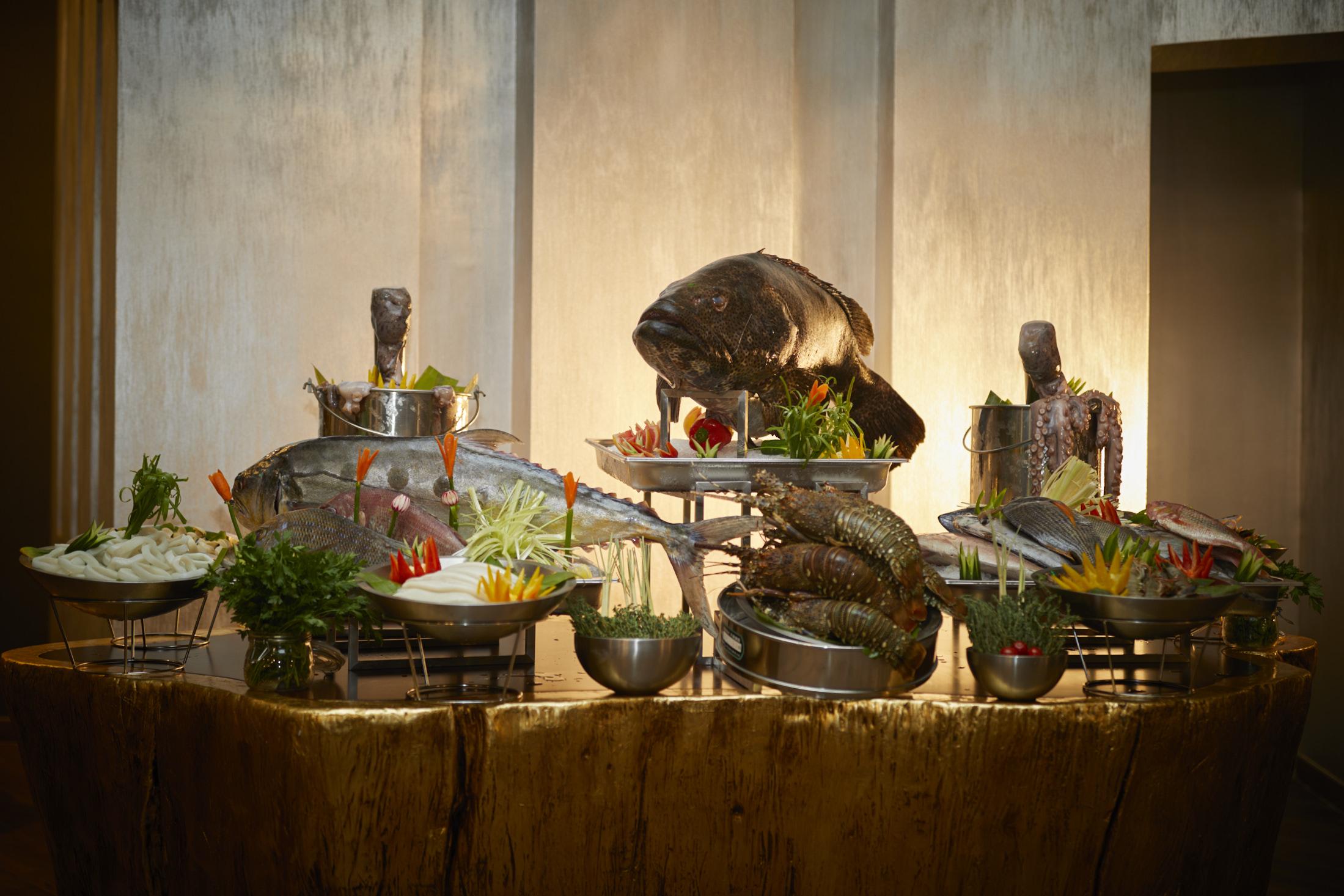 Millennium Resort Salalah Exterior foto A seafood buffet