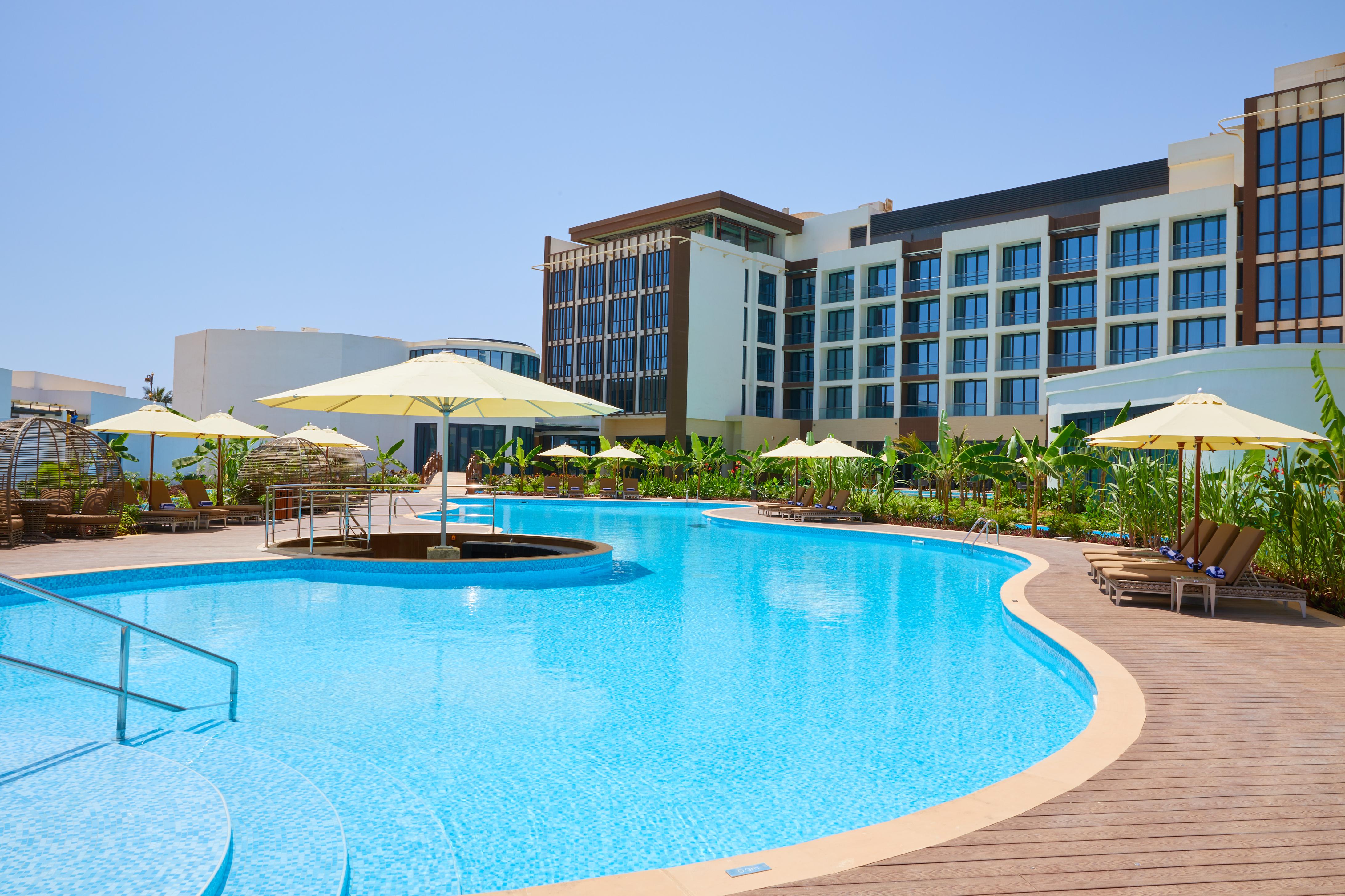 Millennium Resort Salalah Exterior foto The swimming pool at the hotel