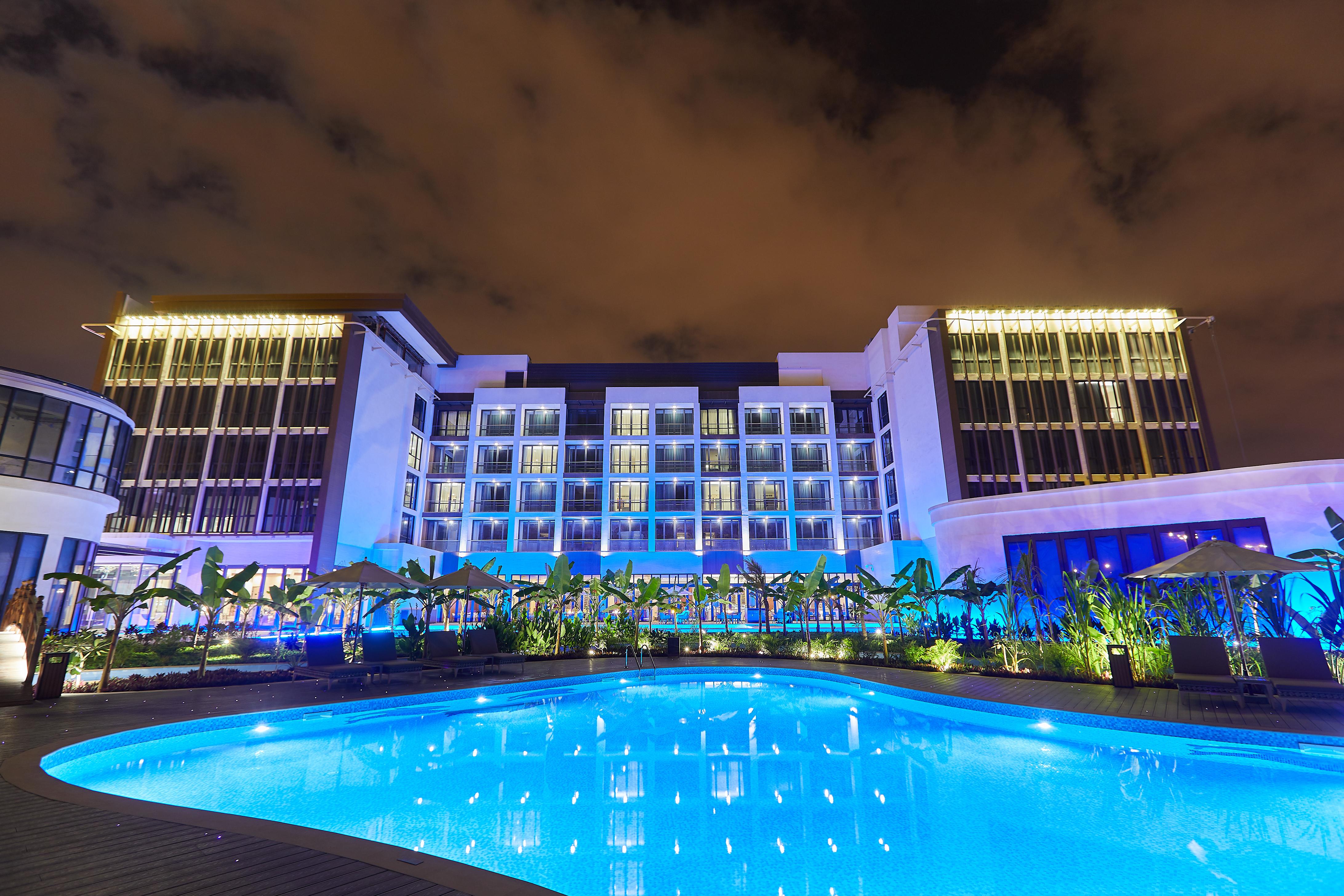 Millennium Resort Salalah Exterior foto The hotel at night