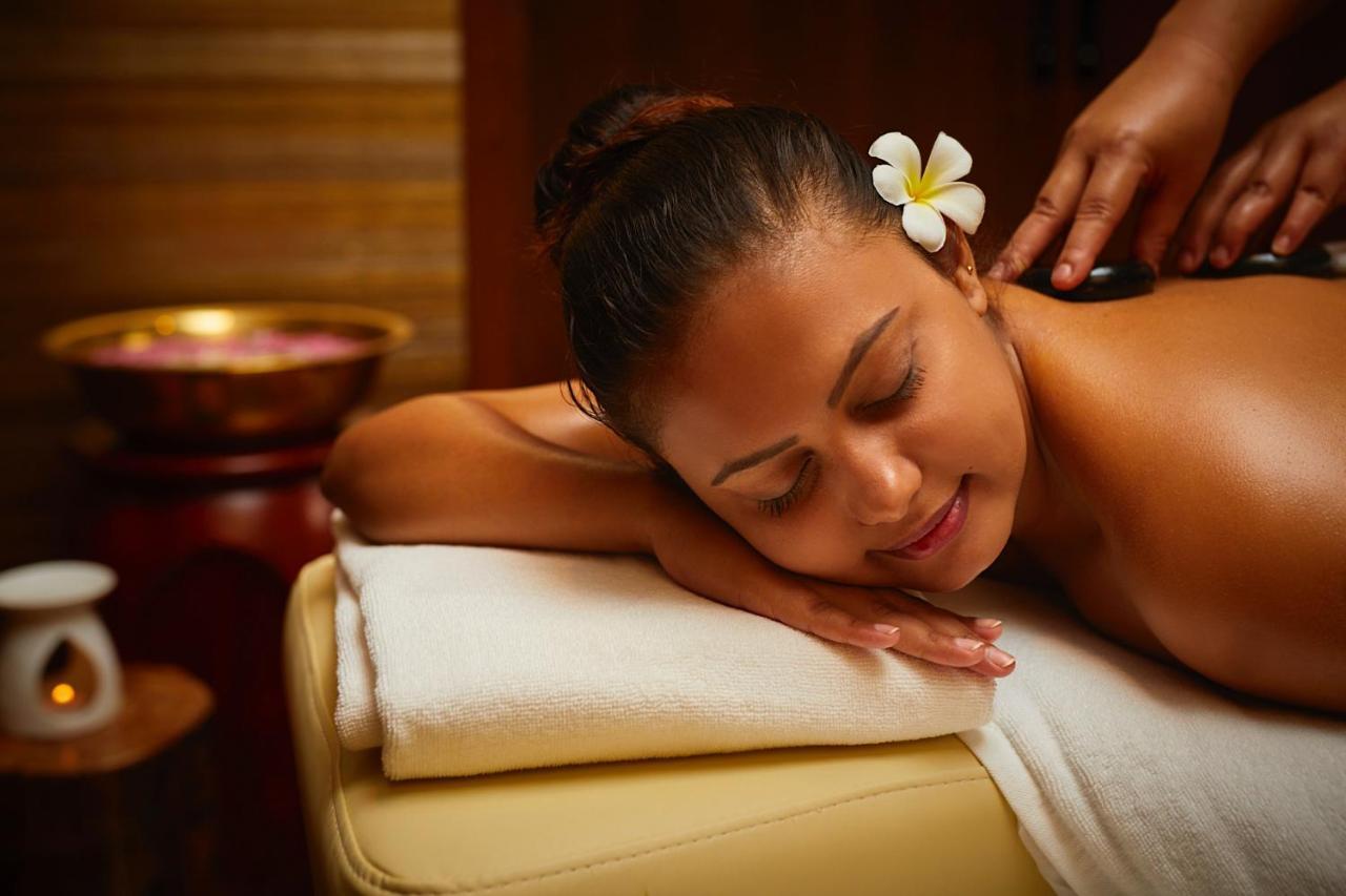 Millennium Resort Salalah Exterior foto A woman receiving a hot stone massage