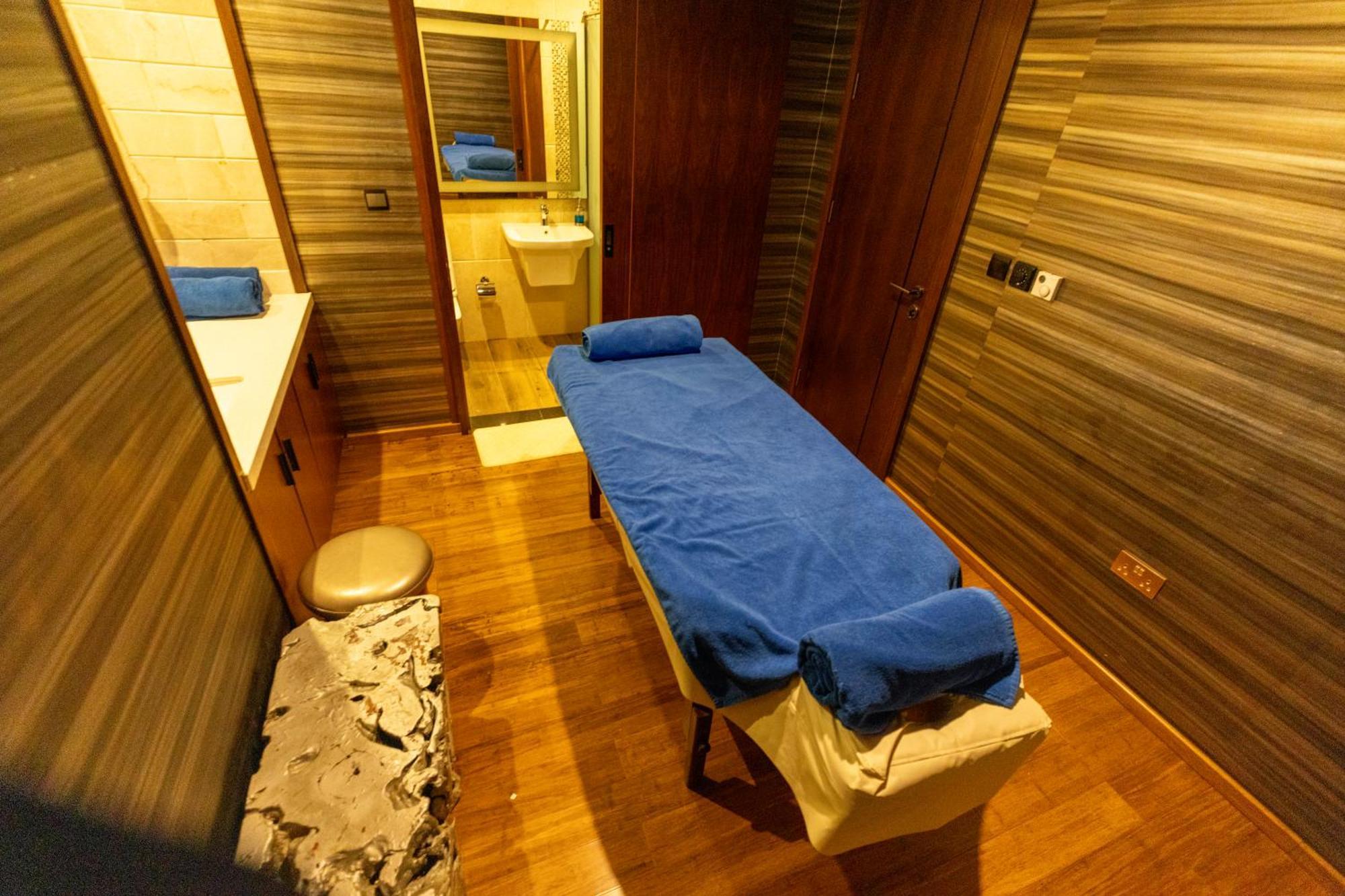 Millennium Resort Salalah Exterior foto Massage bed