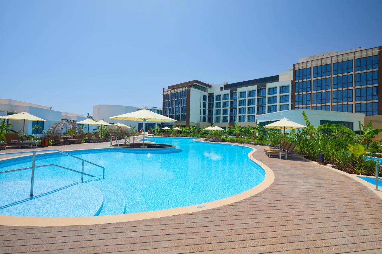 Millennium Resort Salalah Exterior foto The swimming pool at the hotel