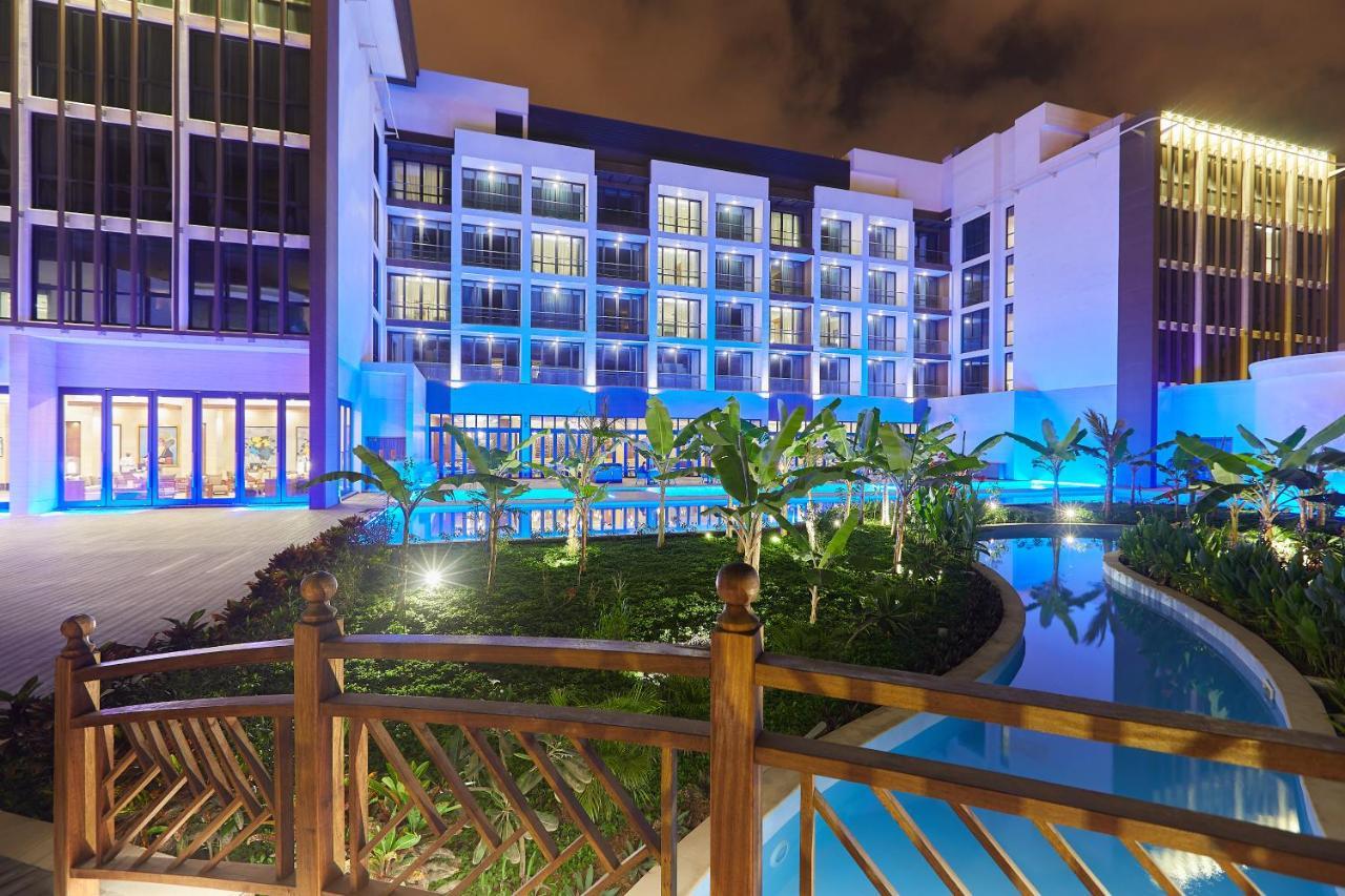 Millennium Resort Salalah Exterior foto The hotel at night
