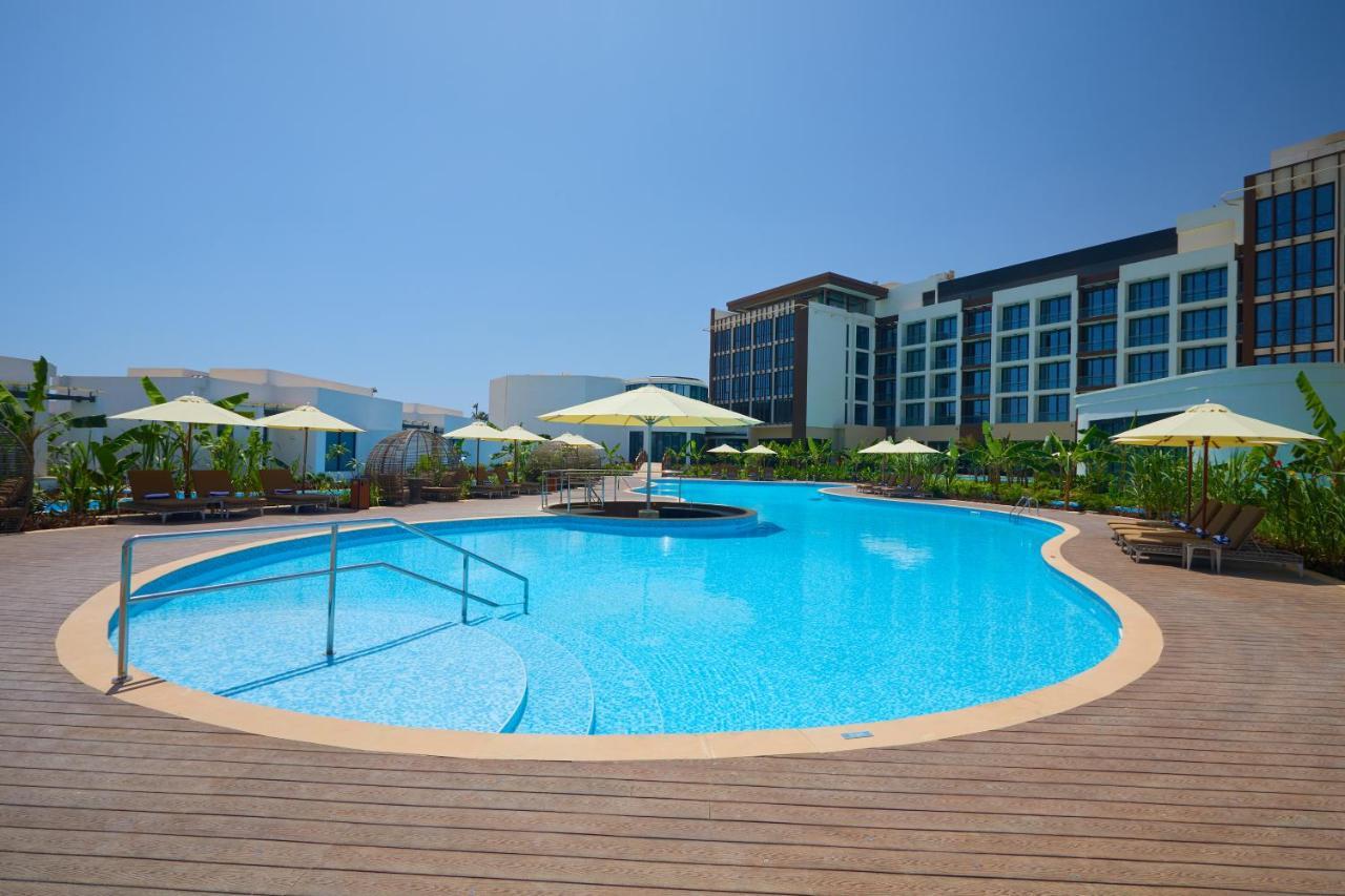 Millennium Resort Salalah Exterior foto The swimming pool at the hotel