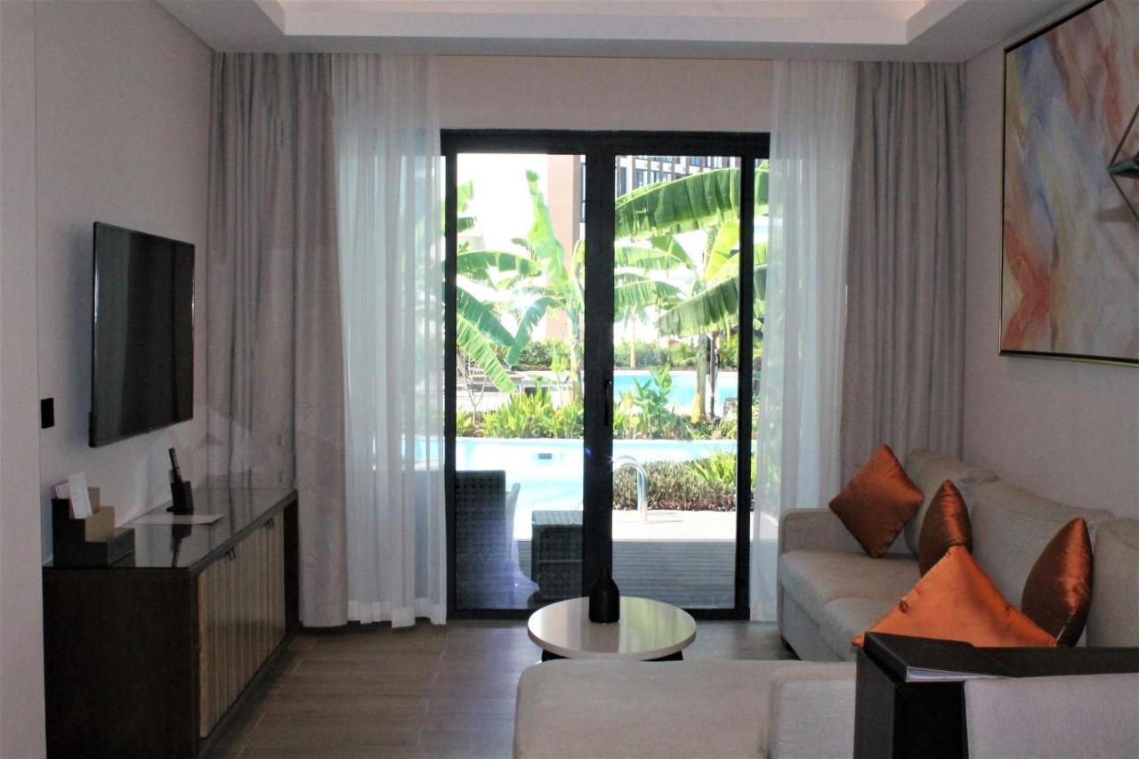 Millennium Resort Salalah Exterior foto A living room in a suite at the Hard Rock Hotel