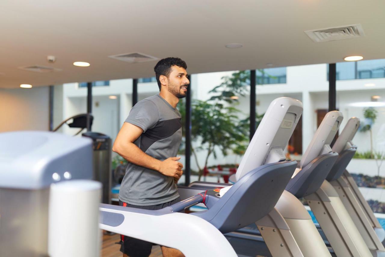 Millennium Resort Salalah Exterior foto A man exercising on a treadmill